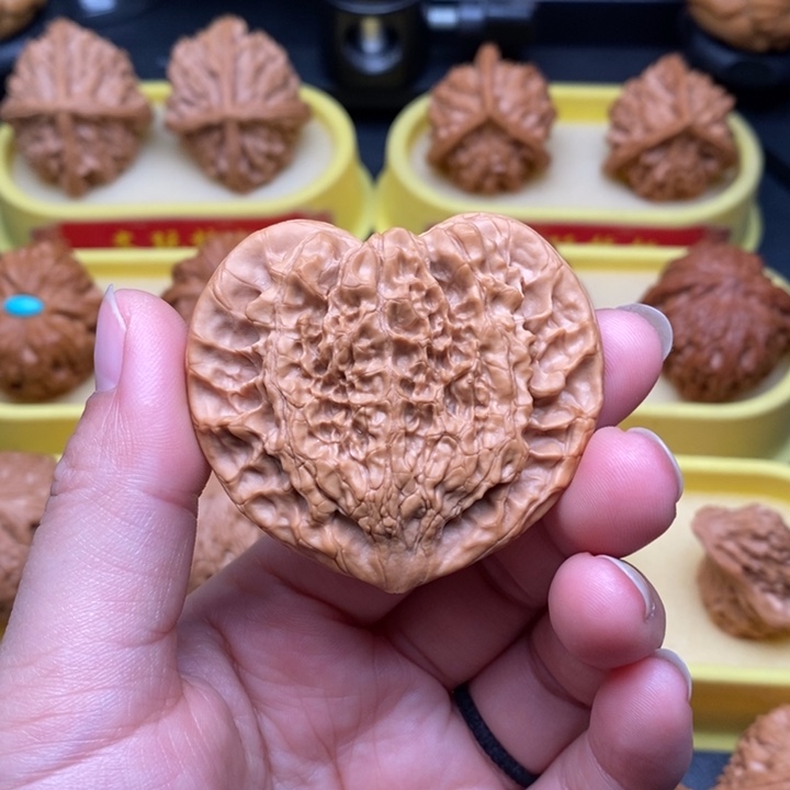 文玩核桃吊坠扁桃心