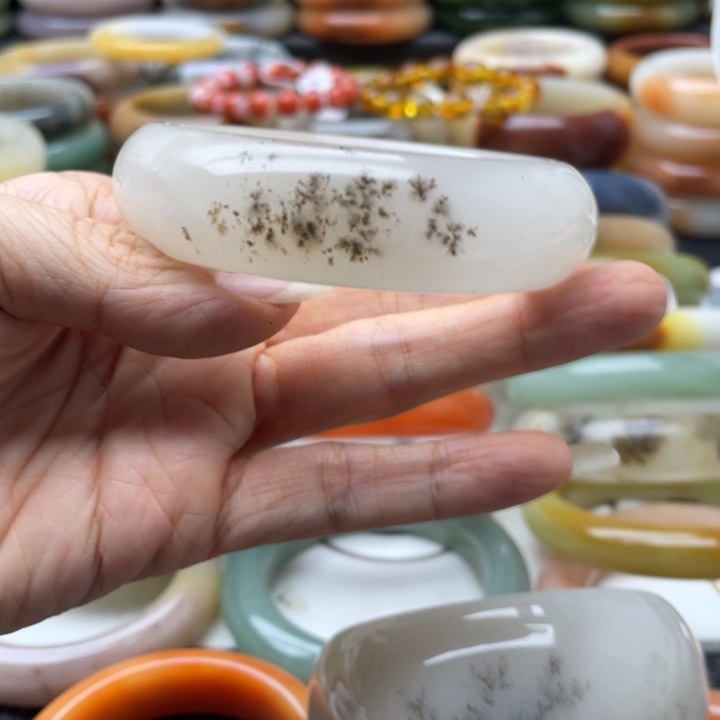 石英岩玉手镯未镶嵌雾**里