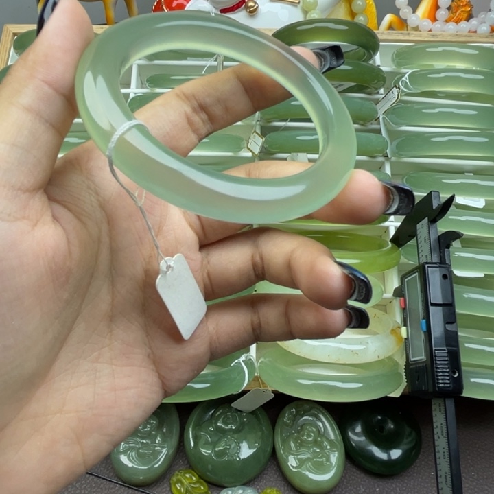 芹***荽岫玉未镶嵌手镯岫玉手镯