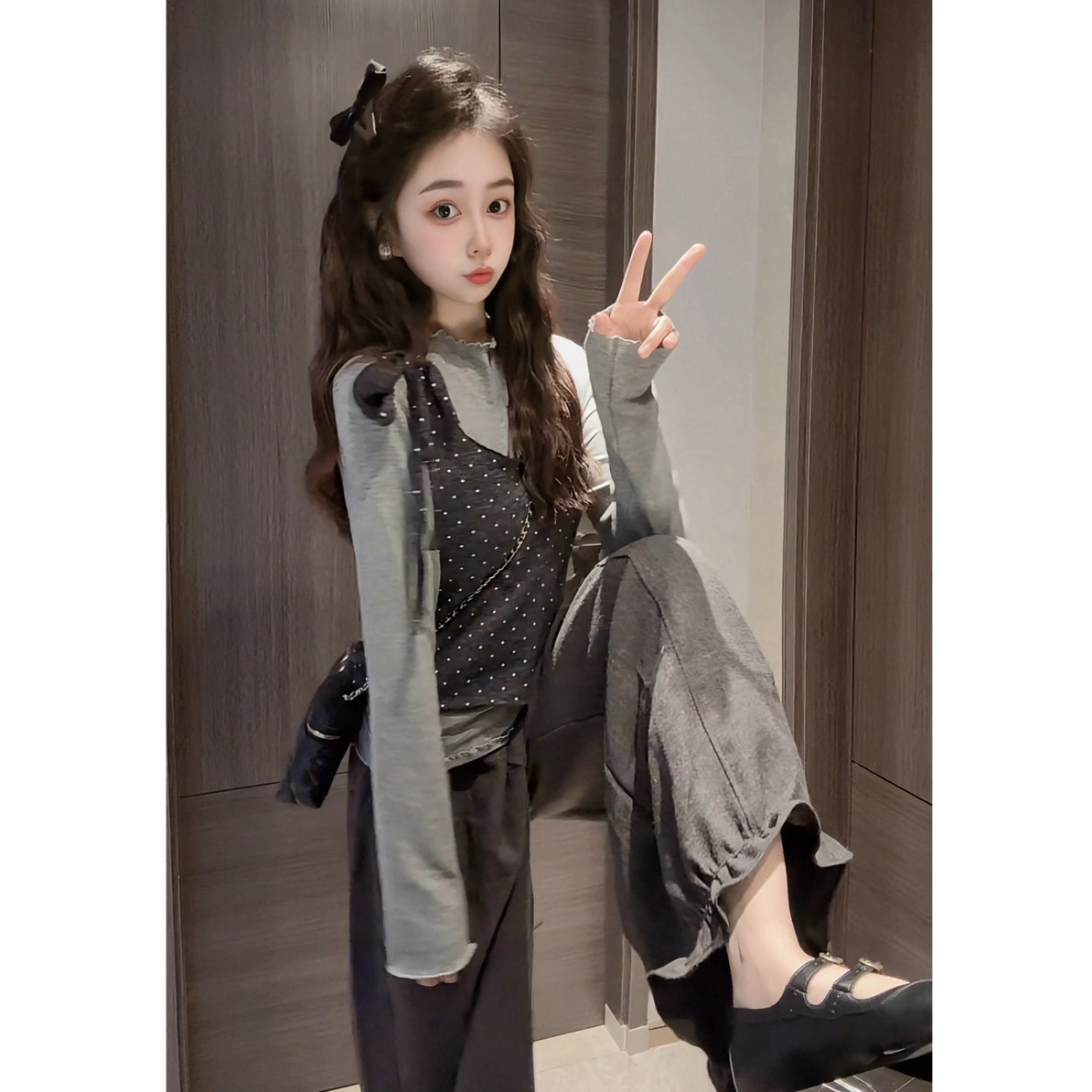 2025秋季韩系波点绑带吊带背心+长袖t恤两件套+灰色花苞裤搭配