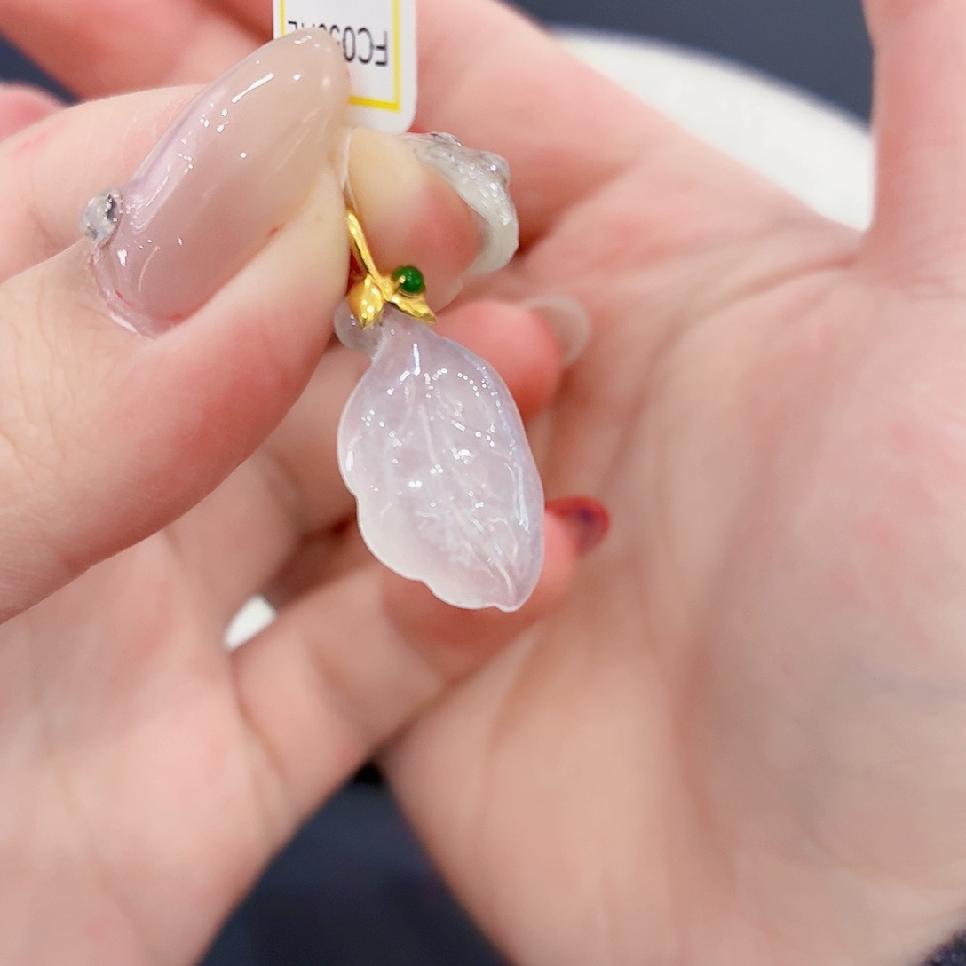 翡翠18K金镶嵌颈饰金枝玉叶吊坠