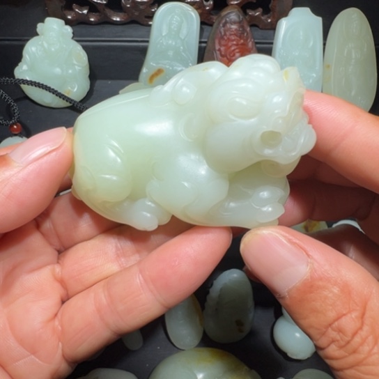 和田玉未镶嵌颈饰爱*谁