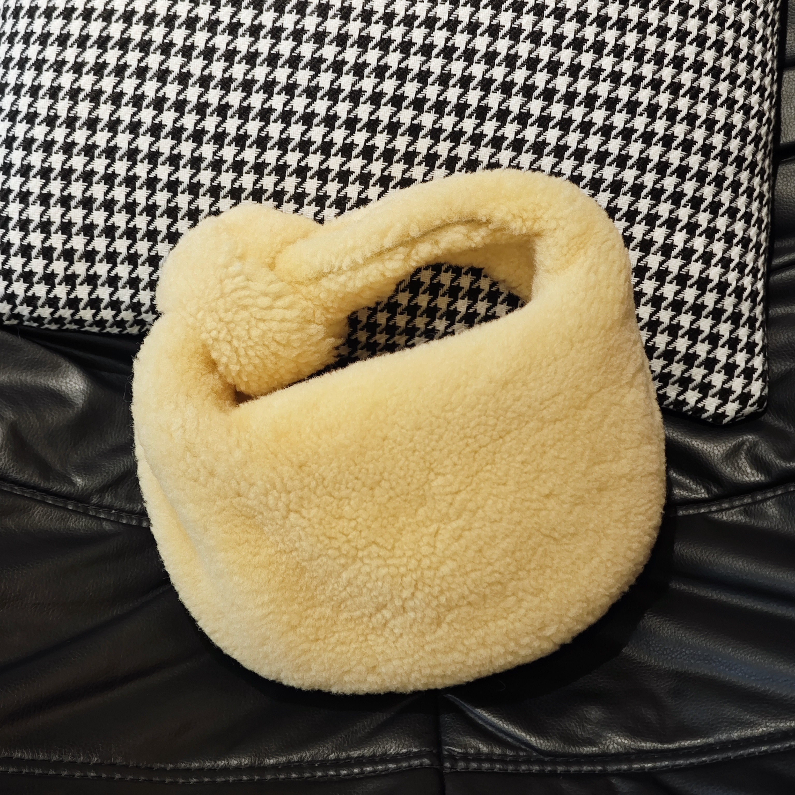 99新 BOTTEGA VENETA/葆蝶家 奢品阁/BV 小鸡黄羊羔毛手拿包