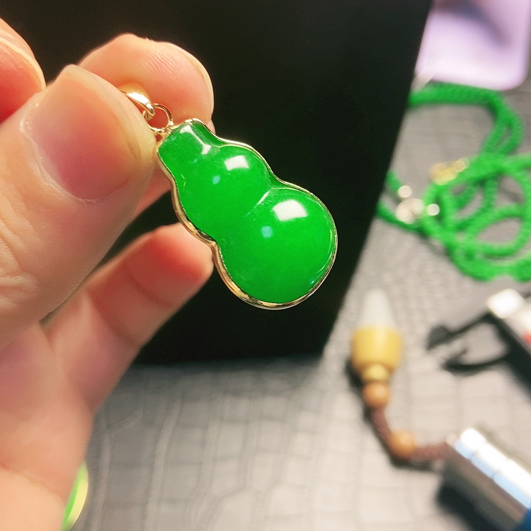 颈饰18K金镶嵌翡翠