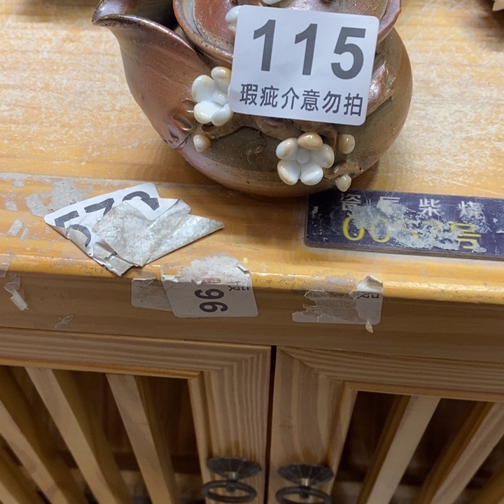 杯柴烧汤配一块蛋糕和鸡蛋