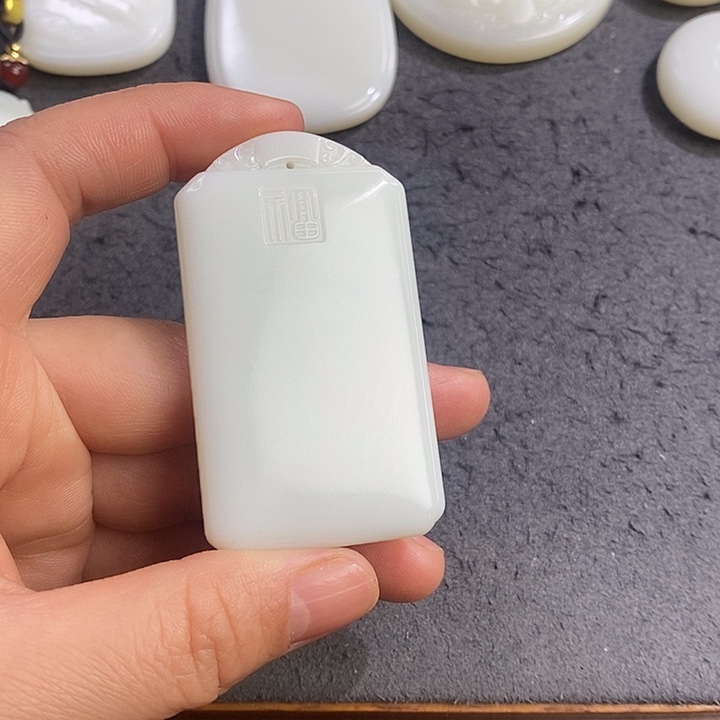 大***写和田玉未镶嵌颈饰