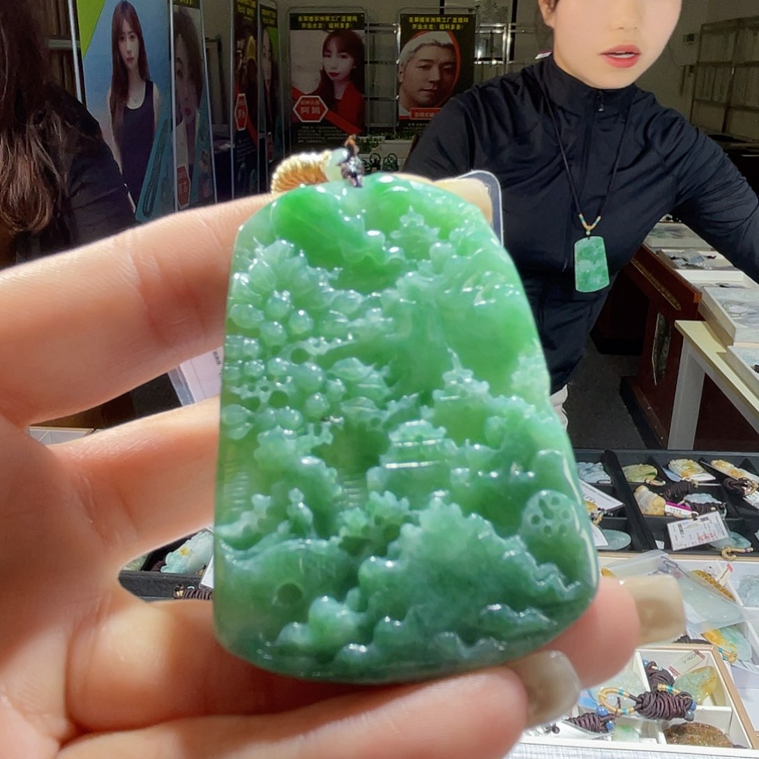 翡翠未镶嵌颈饰一