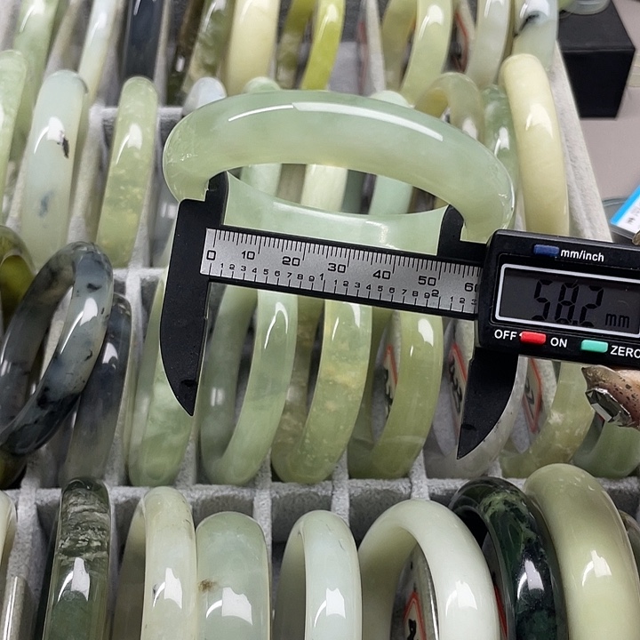 蛇纹石玉未镶嵌手镯404