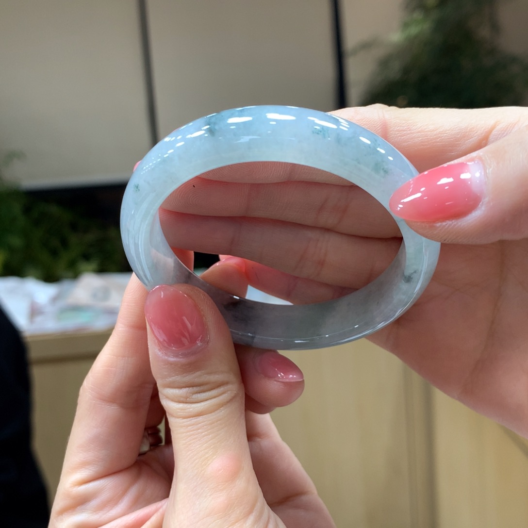 翡翠手镯未镶嵌不退不换