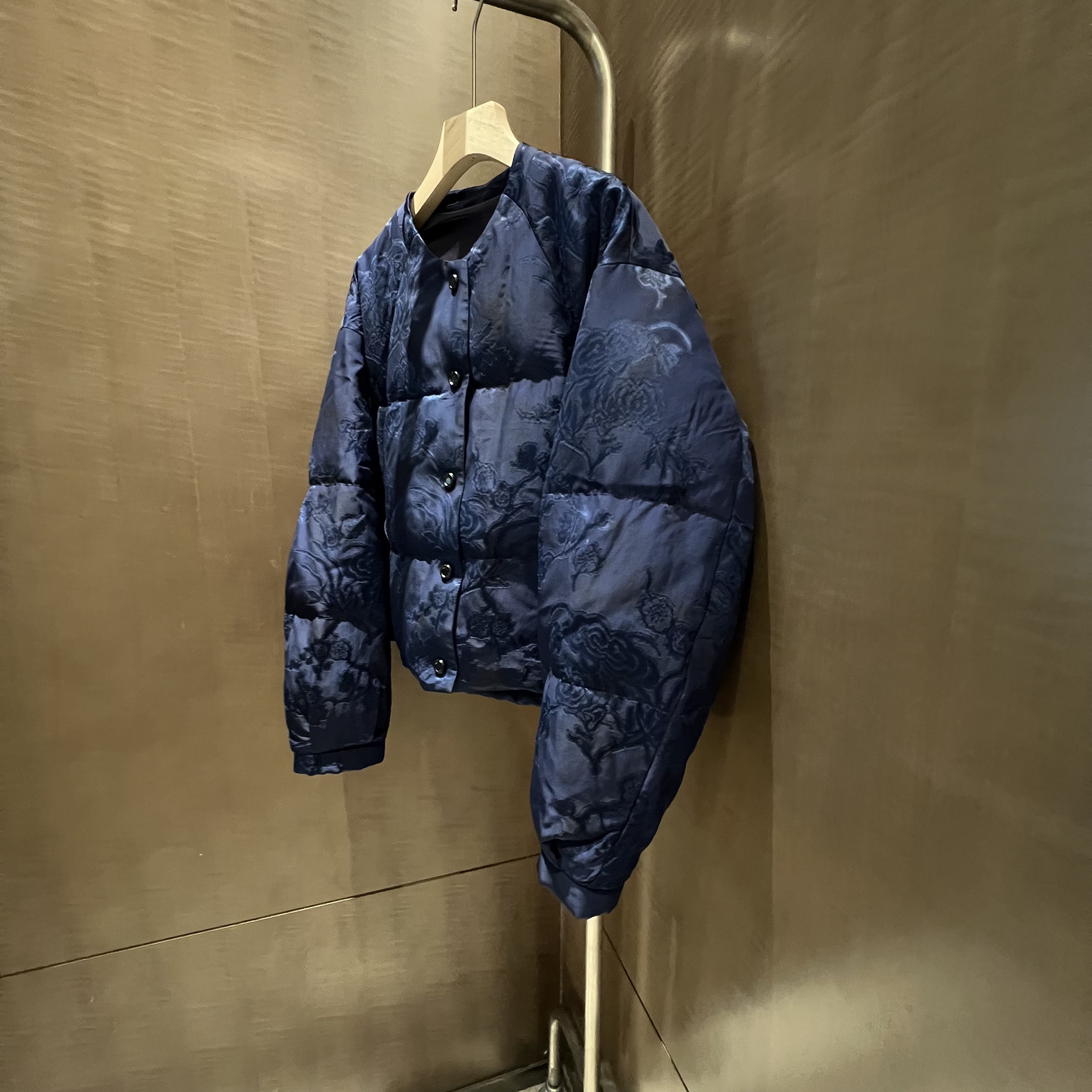 lulu-国风简约圆领短款女冬季高级珠光缎面休闲羽绒服女外套