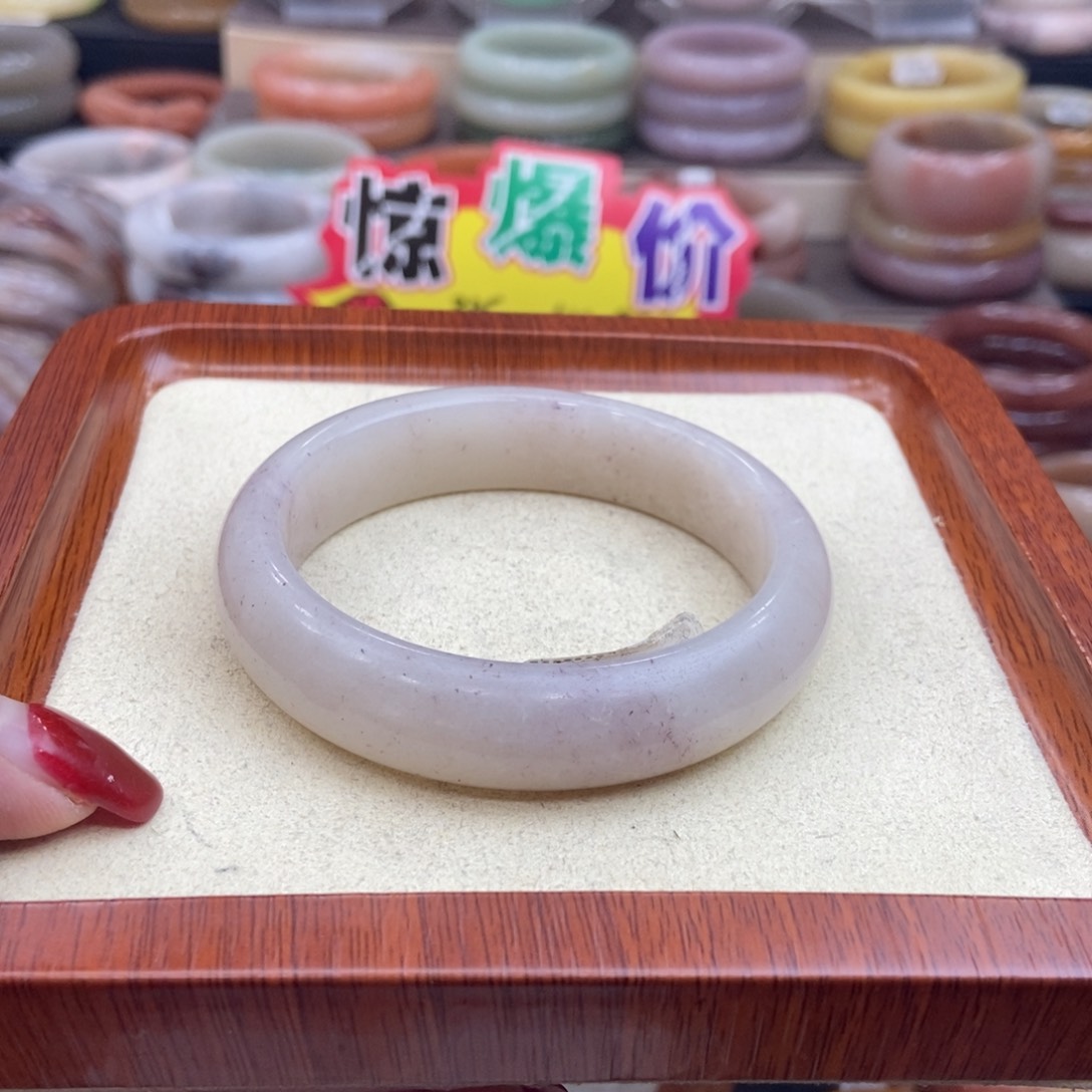 石英质玉手镯未镶嵌