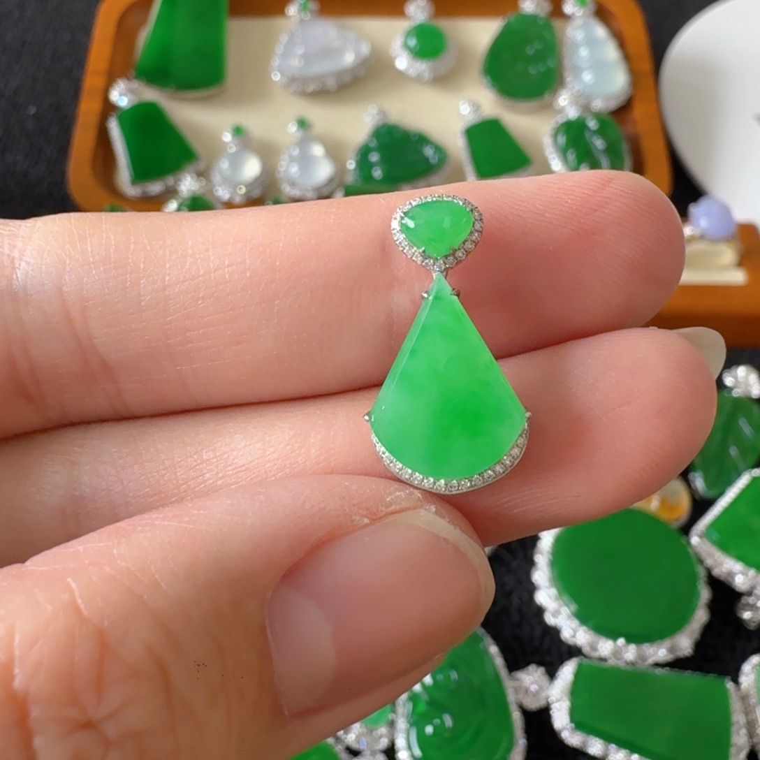 翡翠18K金镶嵌颈饰吊坠