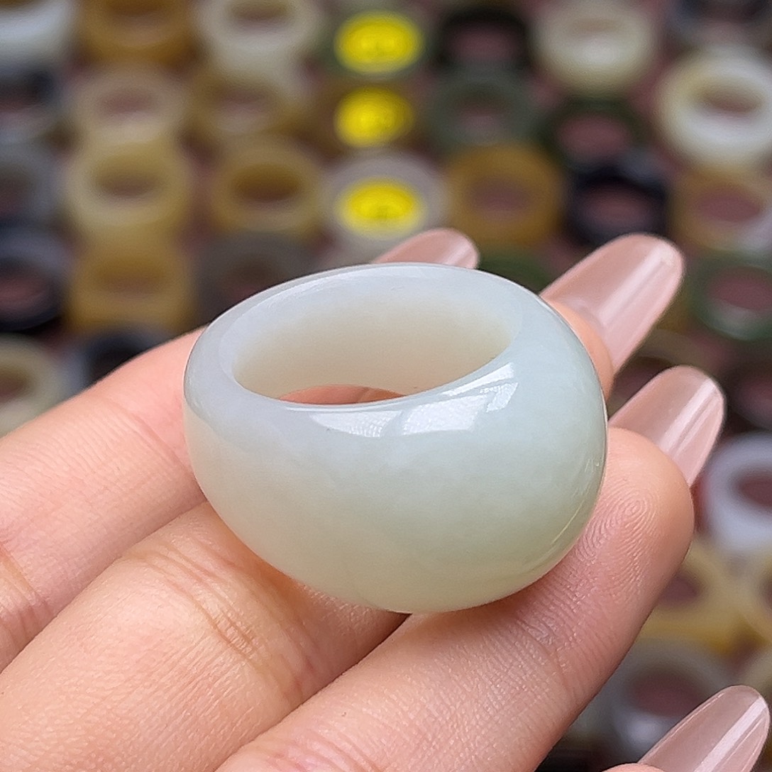 V***u和田玉未镶嵌戒指18.6