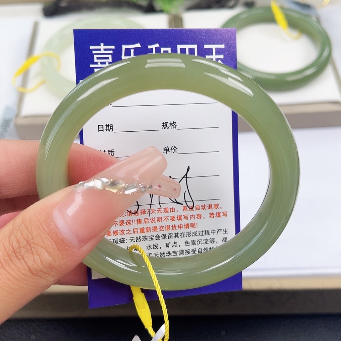 和田玉手镯未镶嵌