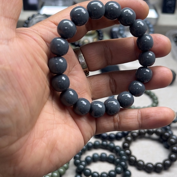 大***瘩和田玉未镶嵌颈饰