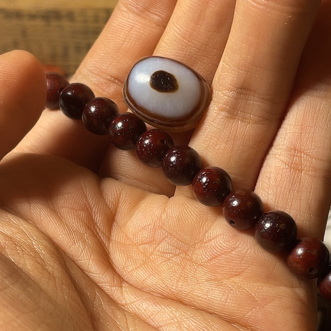 子***尘吊坠桃核珠子的颜色