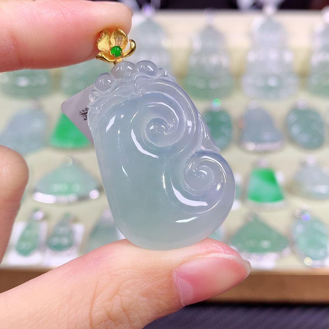 翡翠18K金镶嵌颈饰如意