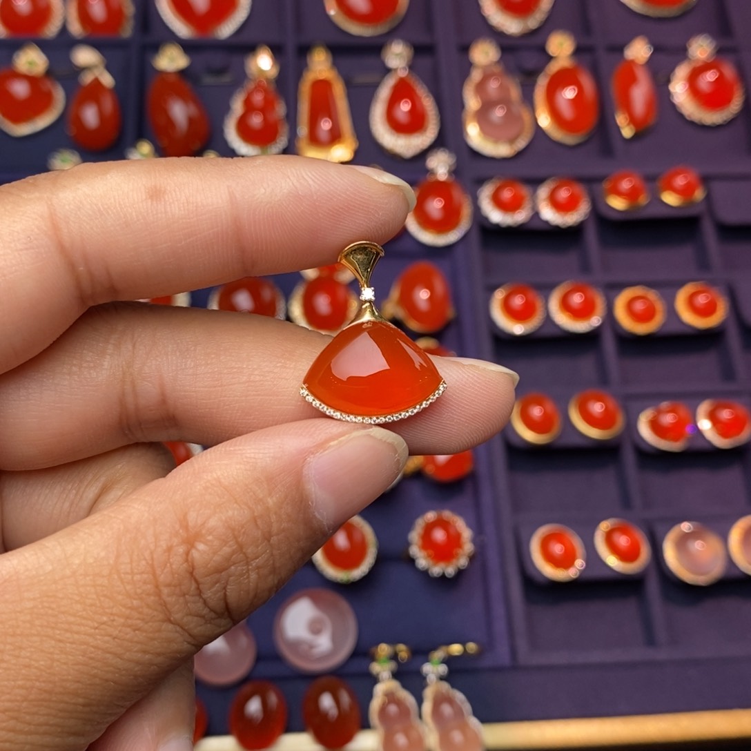 南红玛瑙18k吊坠18K金镶嵌