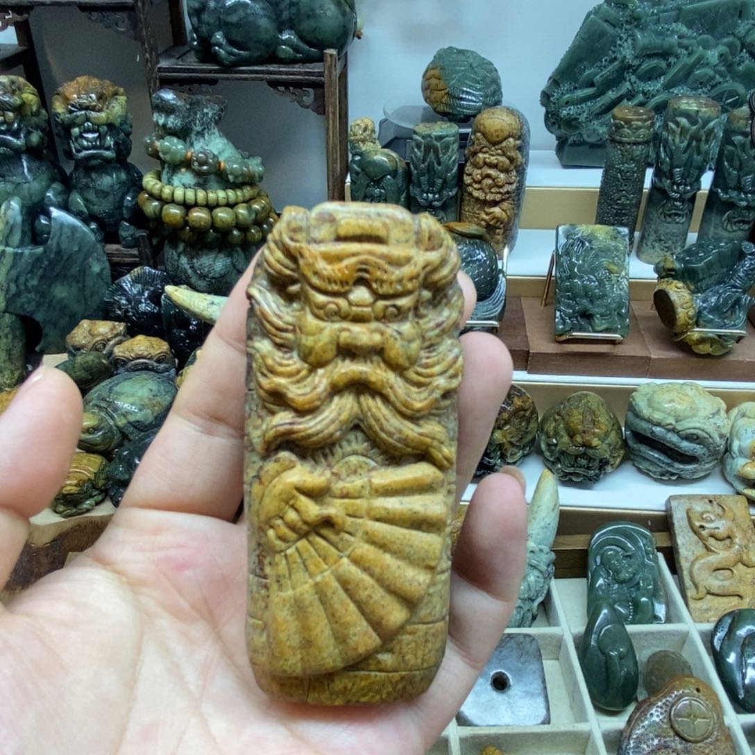 未镶嵌岫岩河磨玉（透闪石质玉）把件