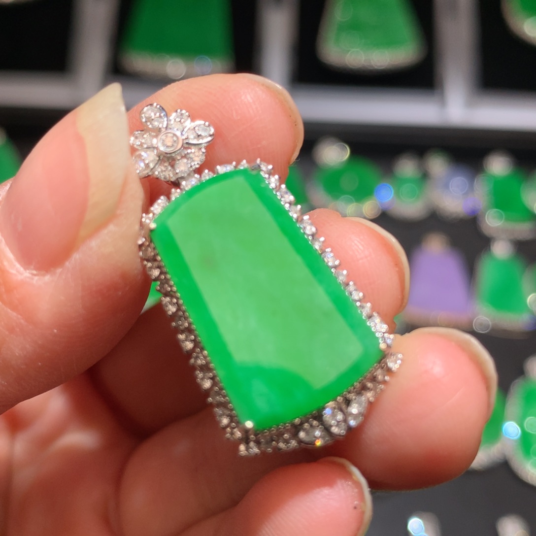 翡翠颈饰18K金镶嵌翡翠