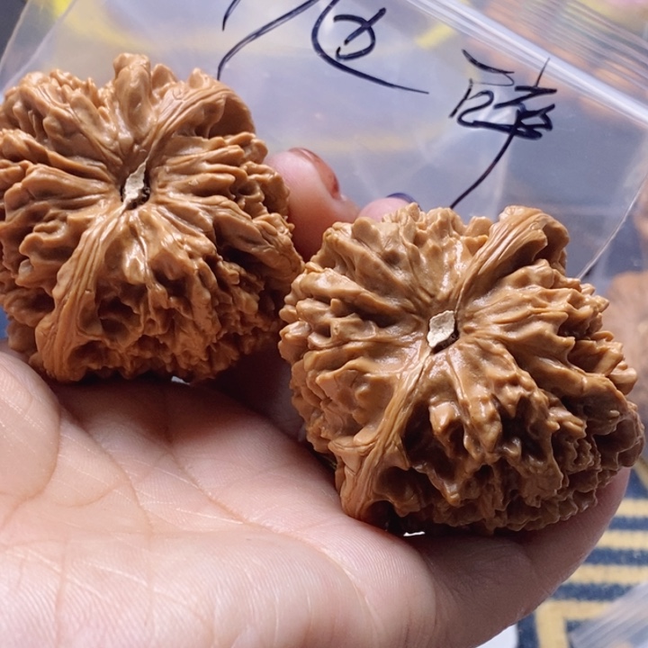 旮***着吊坠文玩核桃和尚头