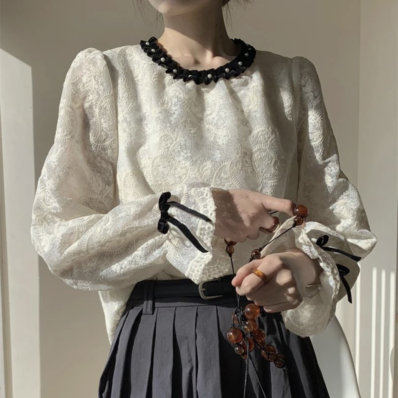 2025早春撞色领口钉珠蕾丝刺绣提花圆领衬衫法式花边打底衫上衣