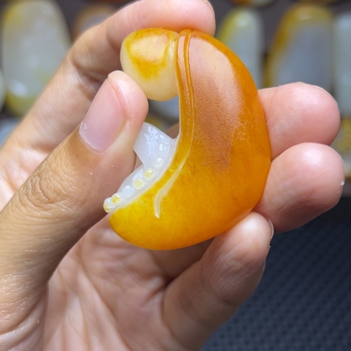 独***下和田玉未镶嵌颈饰