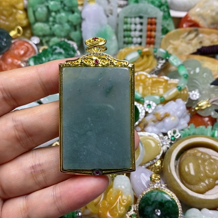 翡翠吊坠(赠链)未镶嵌