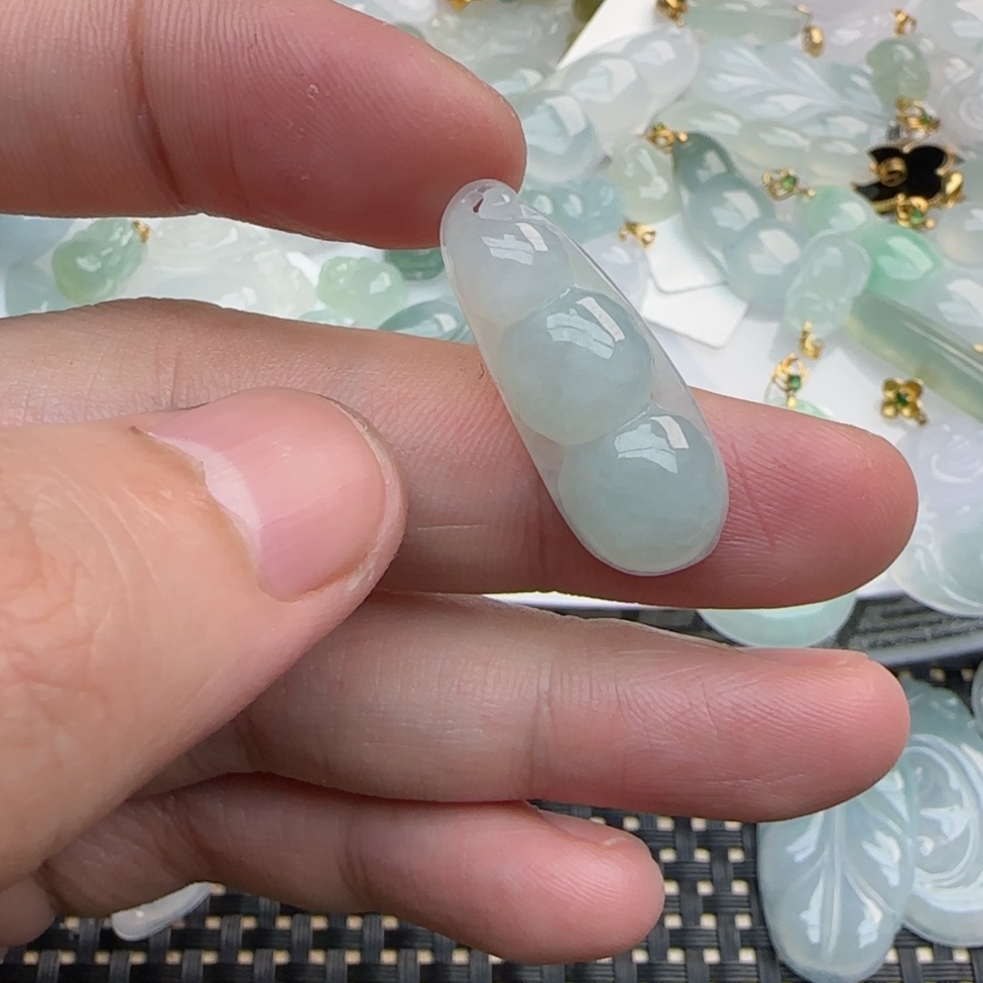 【闪购商品】翡翠吊坠(不含链)未镶嵌胖豆