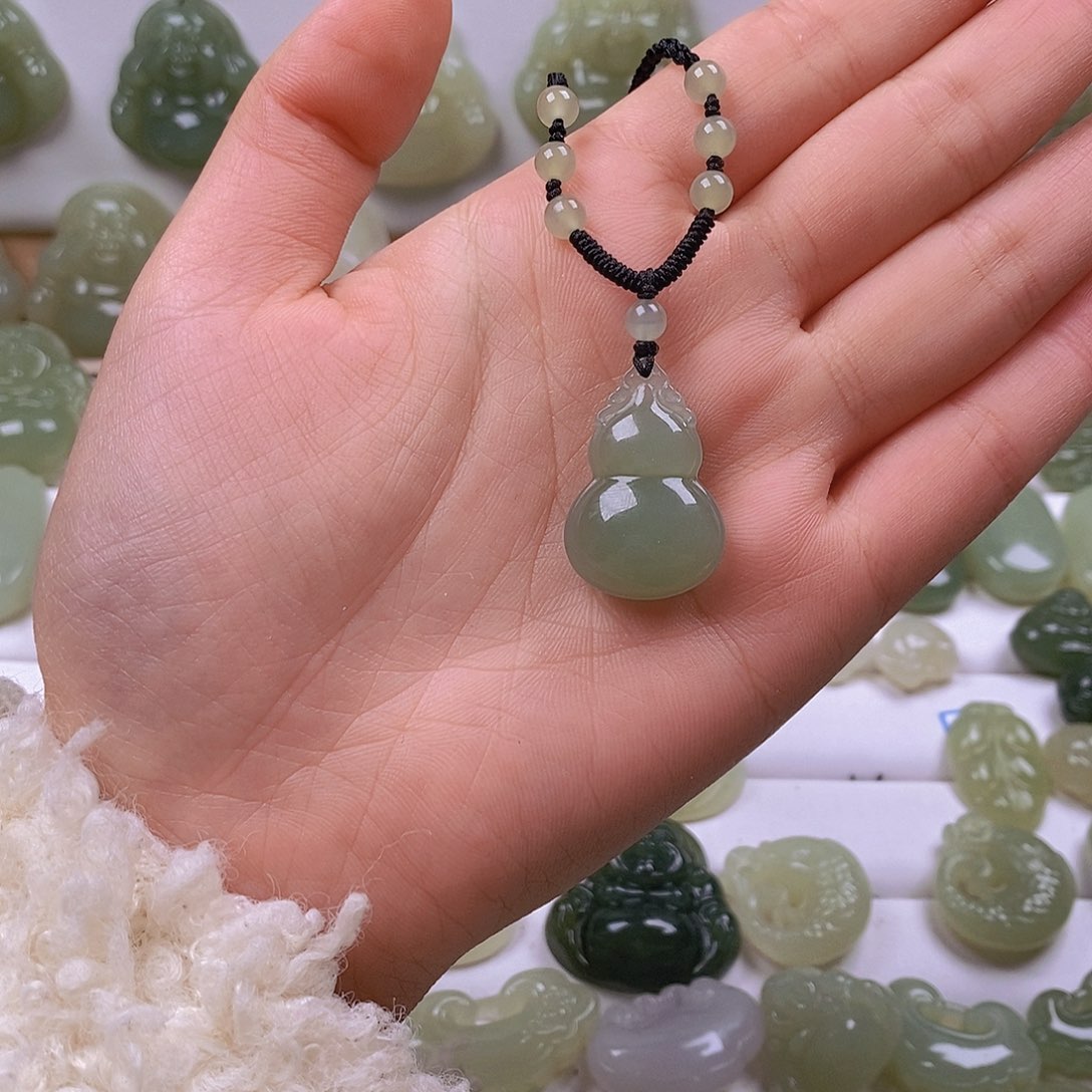 大***宝和田玉未镶嵌颈饰