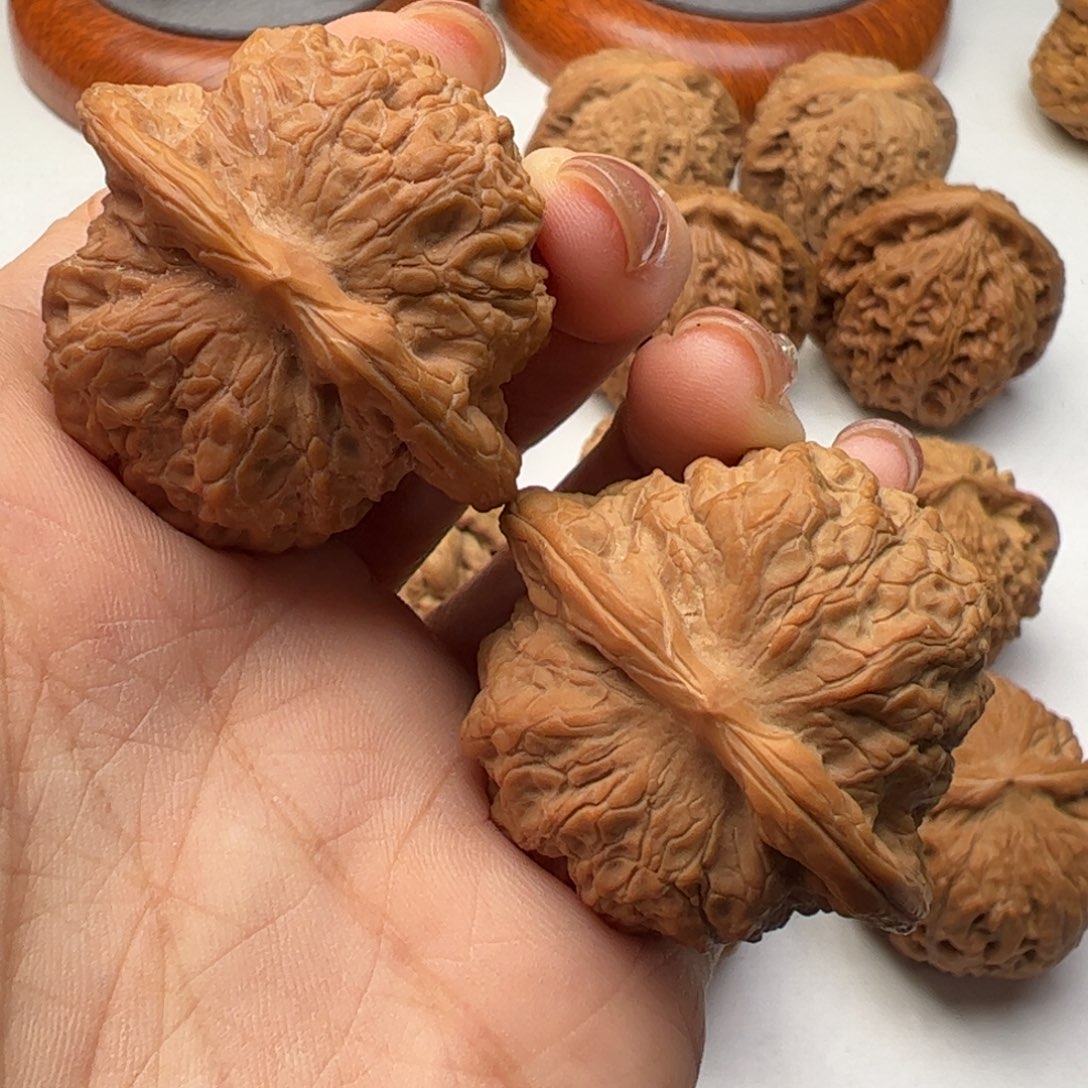 文玩核桃吊坠血麒麟40