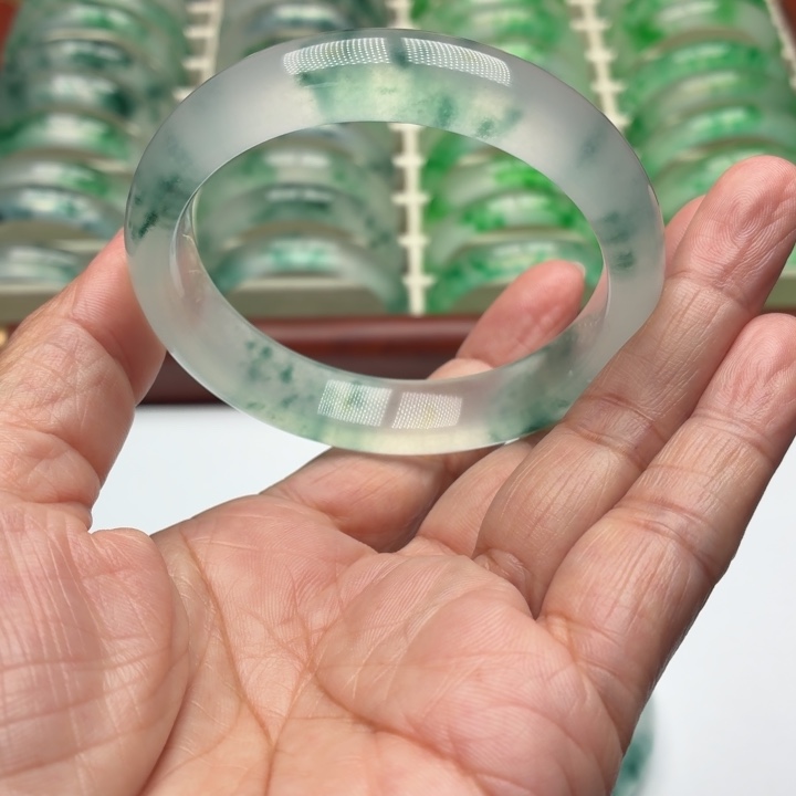 Y****石英质玉未镶嵌手镯