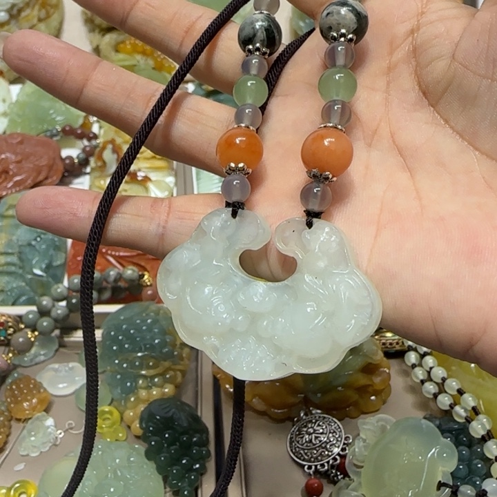 蛇纹石玉吊坠未镶嵌