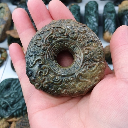 未镶嵌岫岩河磨玉（透闪石质玉）把件