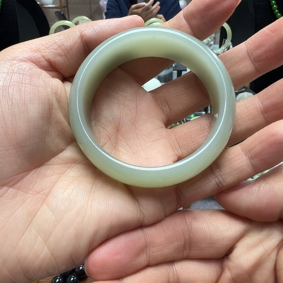 许***柔和田玉未镶嵌手镯