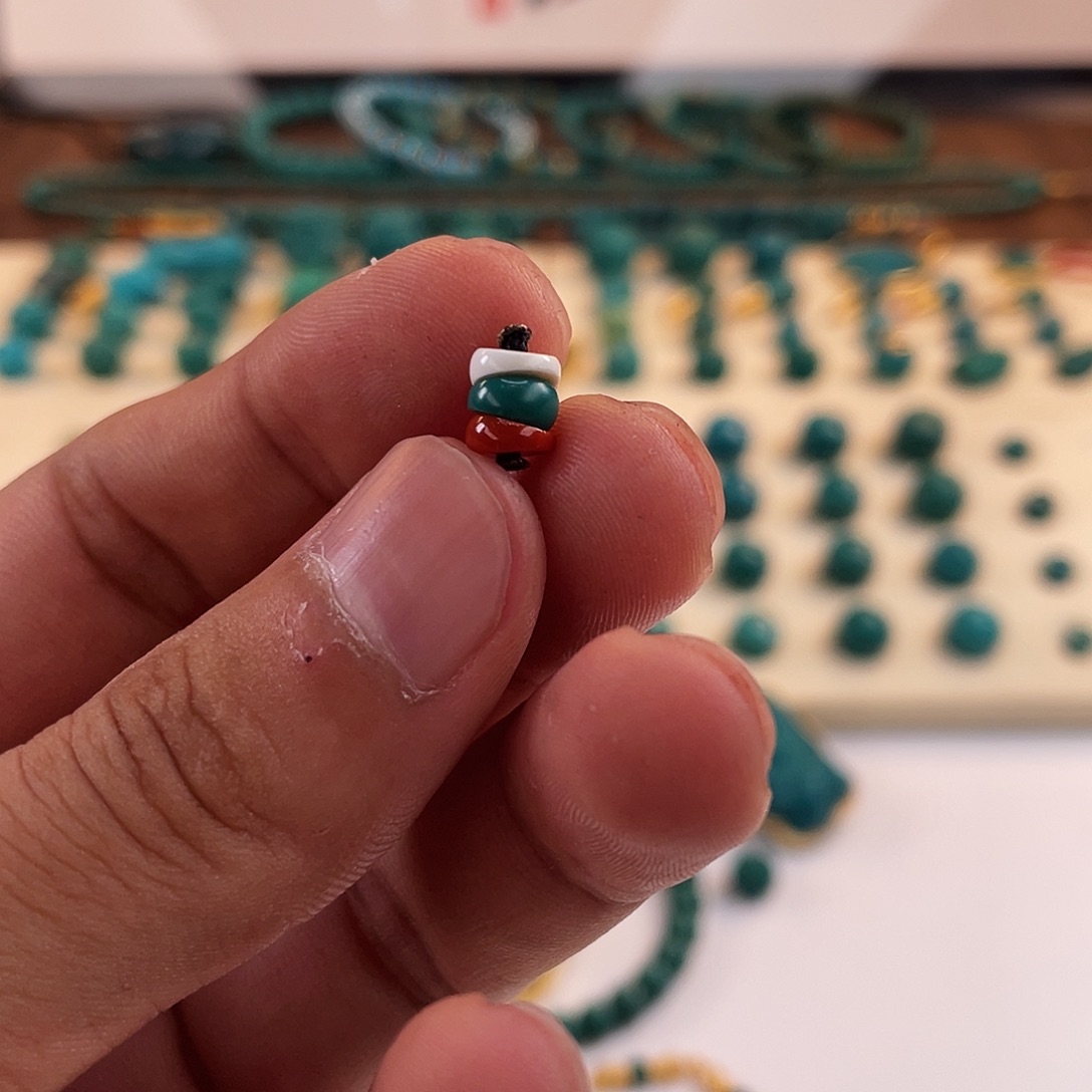 绿松石未镶嵌颈饰