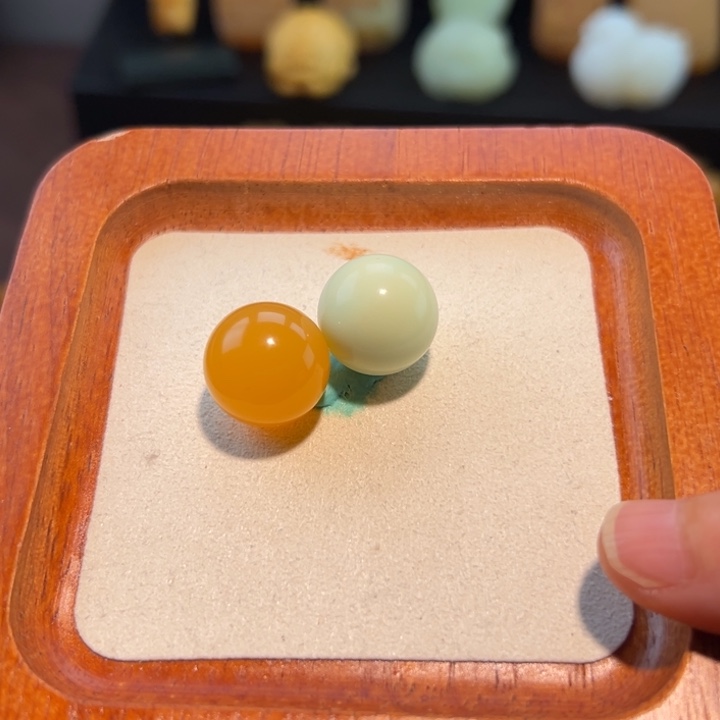 奉***林石英质玉（缅黄）未镶嵌圆珠2颗卡16