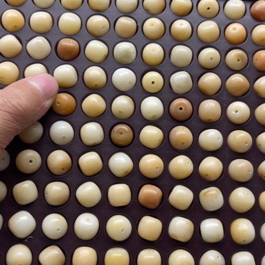 玉***琚吊坠白玉菩提瑕疵11奶黄桶珠220