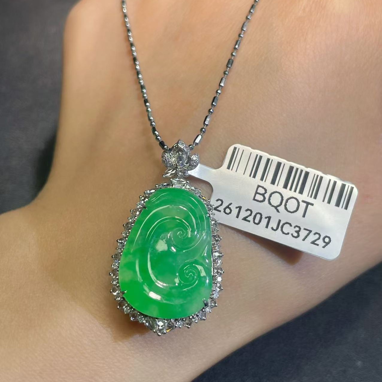 18k金镶嵌缅甸A货翡翠(不含链)