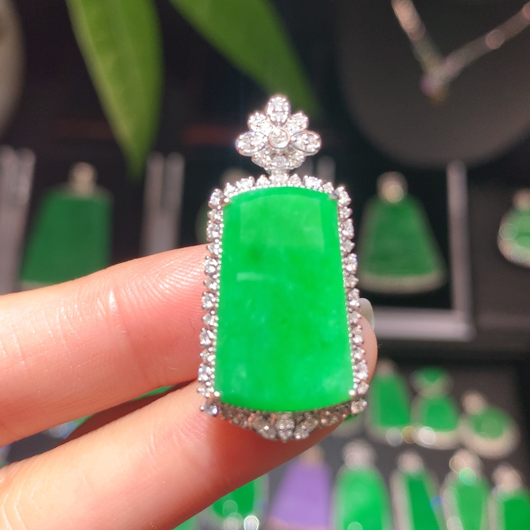 翡翠颈饰18K金镶嵌翡翠