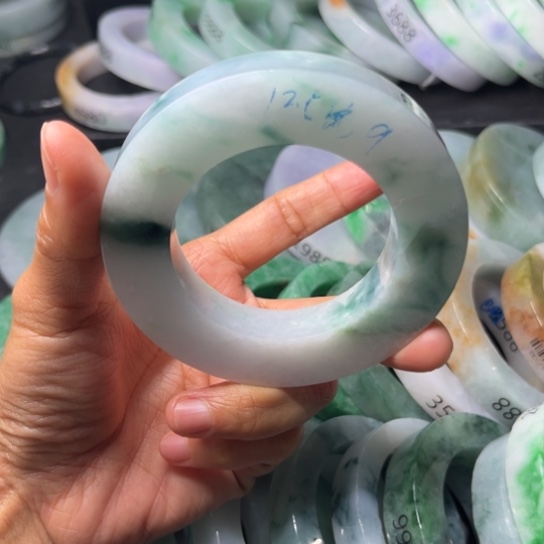 定制翡翠未镶嵌手镯