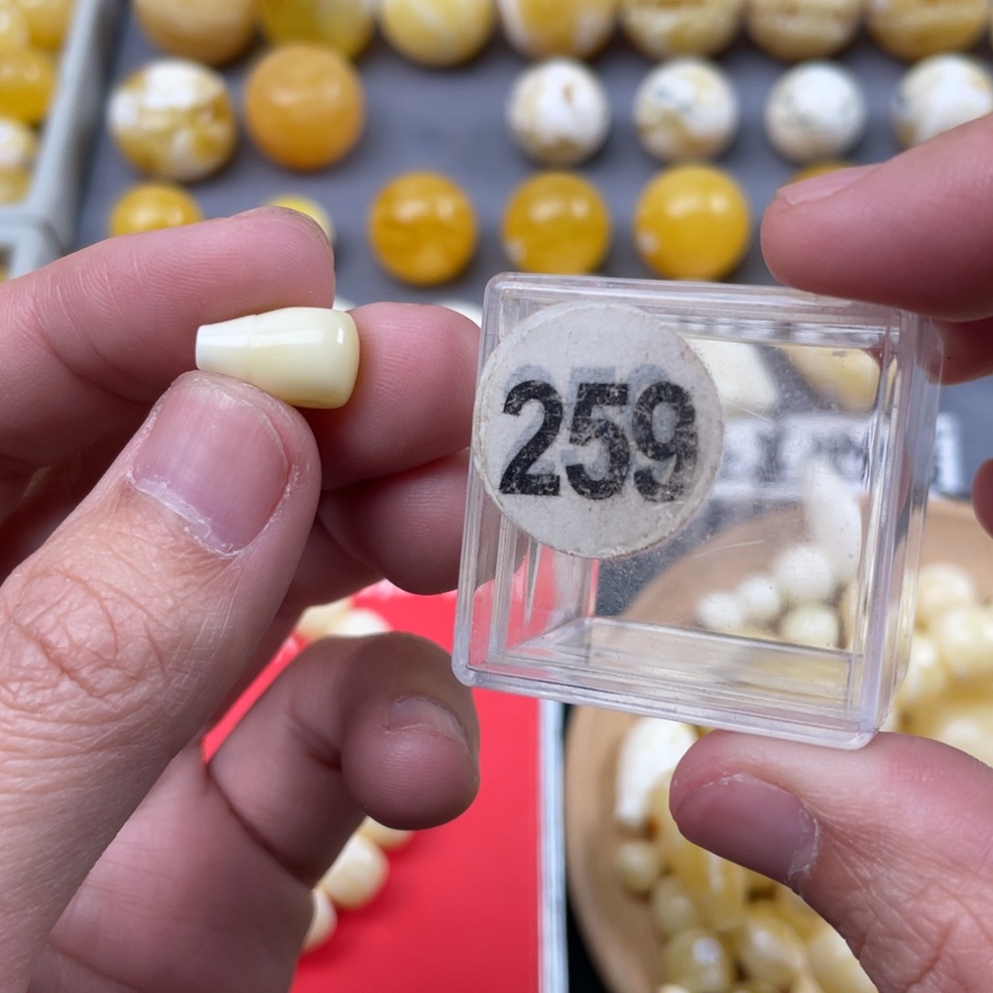 蜜蜡珠宝奇石未镶嵌