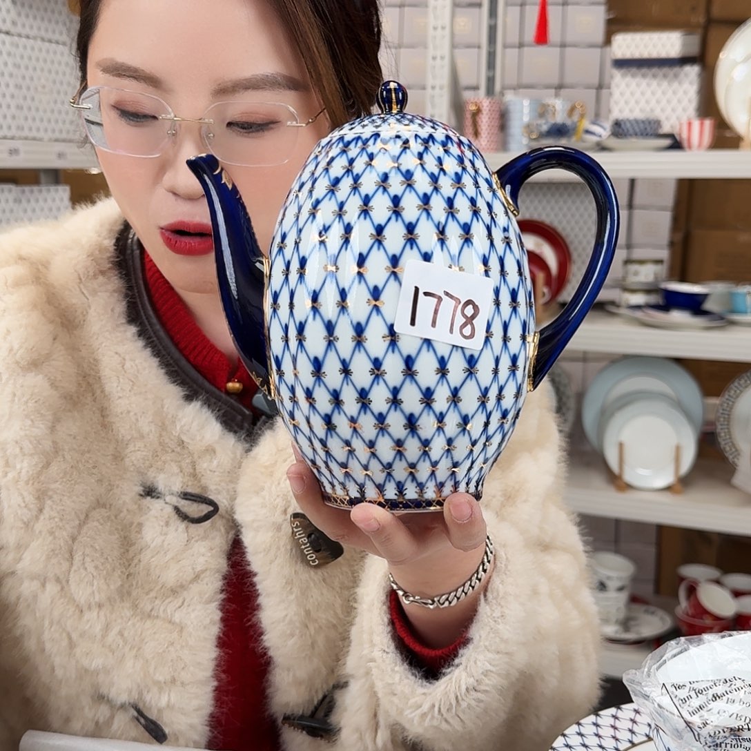 凤***文骨瓷大壶一个钴蓝网纹