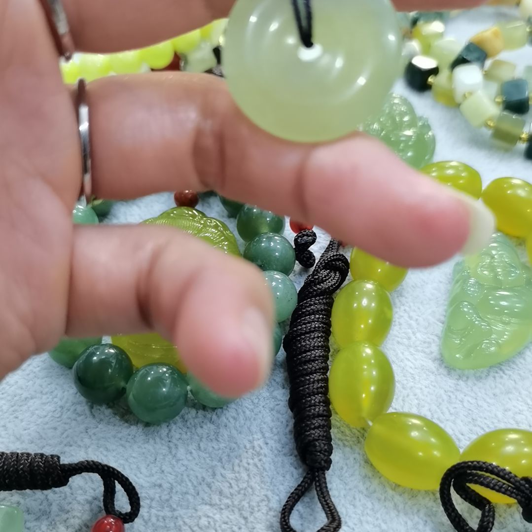 未镶嵌蛇纹石玉吊坠