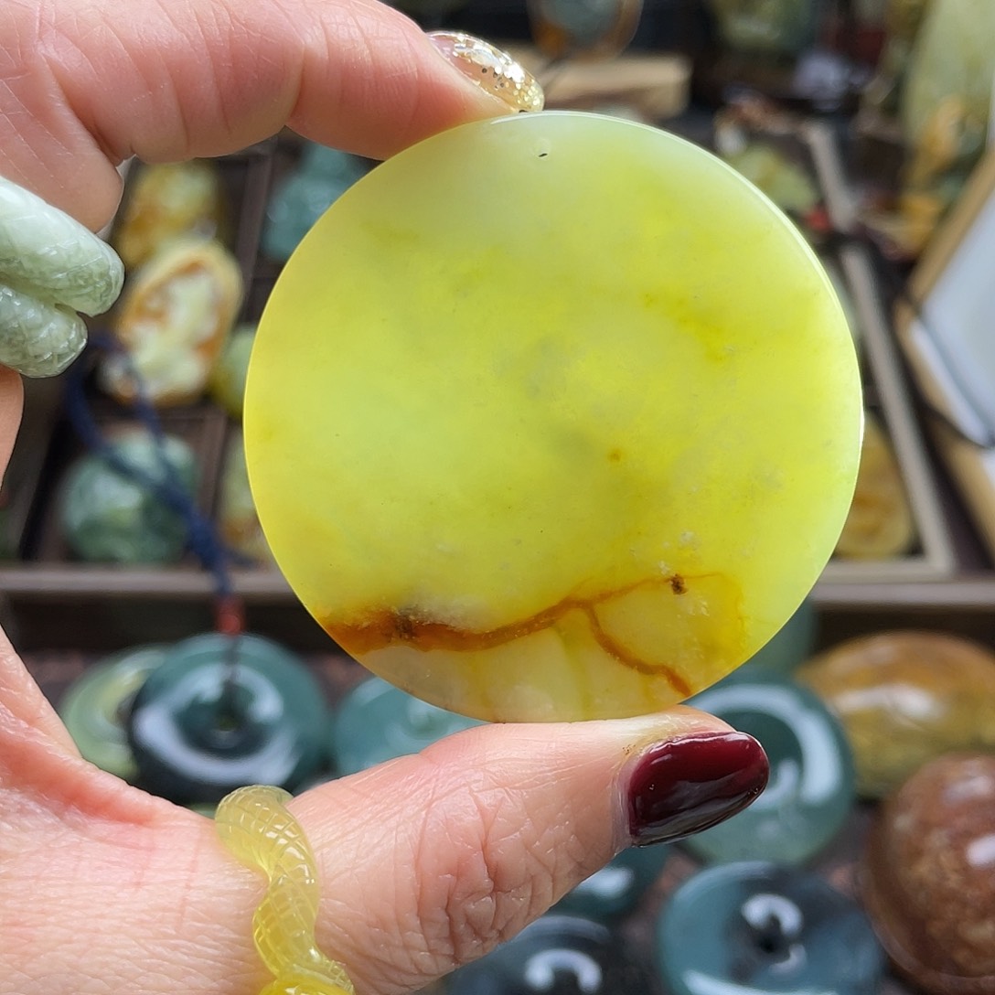 蛇纹石玉颈饰未镶嵌花玉血管无事牌