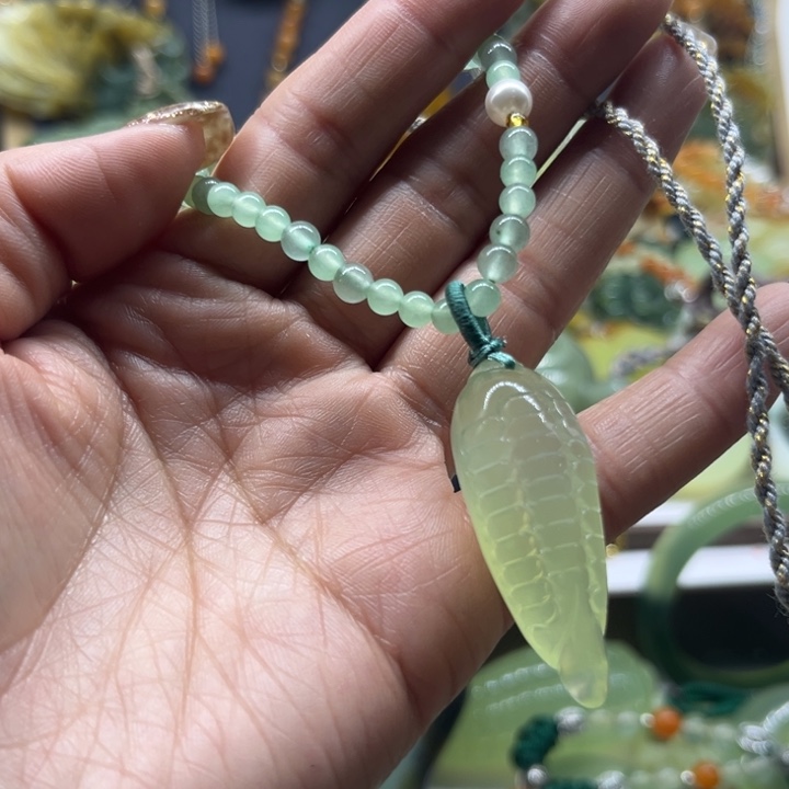 蛇纹石玉未镶嵌颈饰