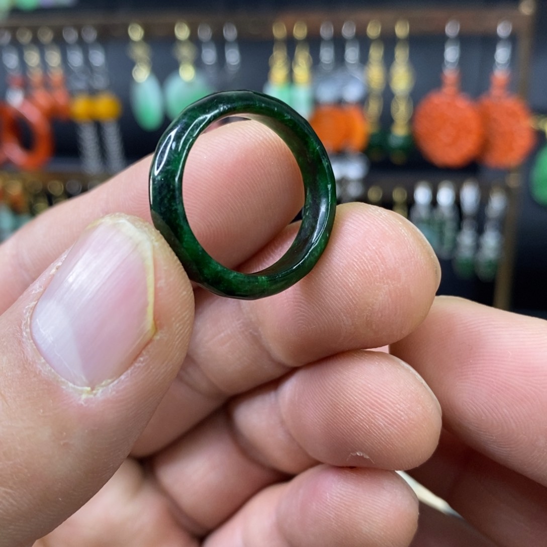 颈饰未镶嵌翡翠戒指