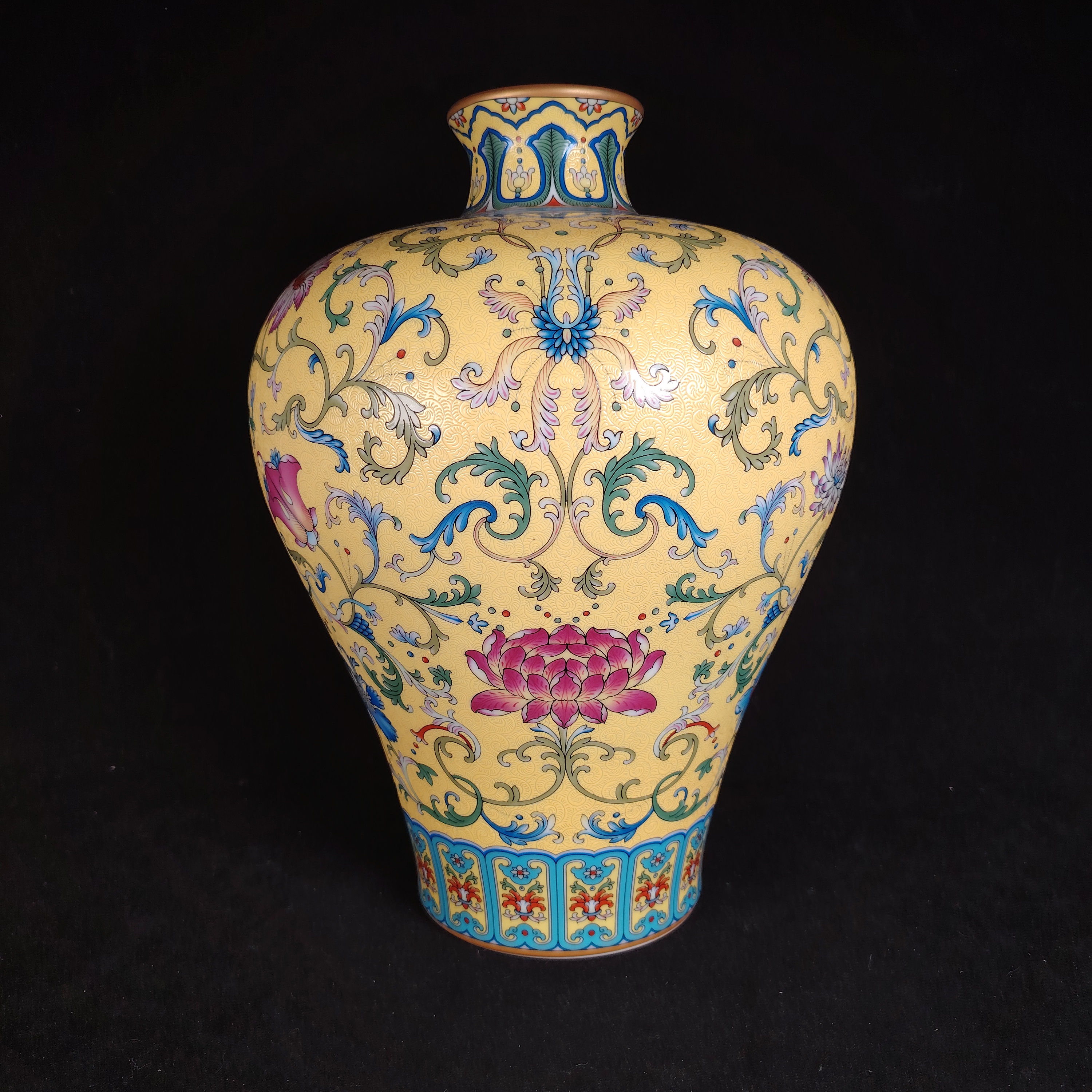 黄地粉彩缠枝莲纹梅瓶