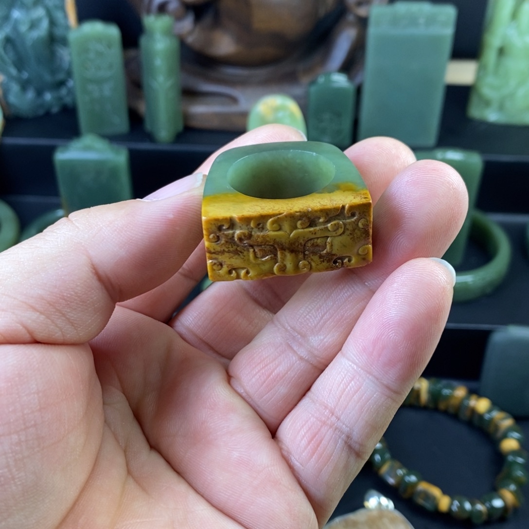 老***孩岫岩河磨玉（透闪石质玉）未镶嵌颈饰