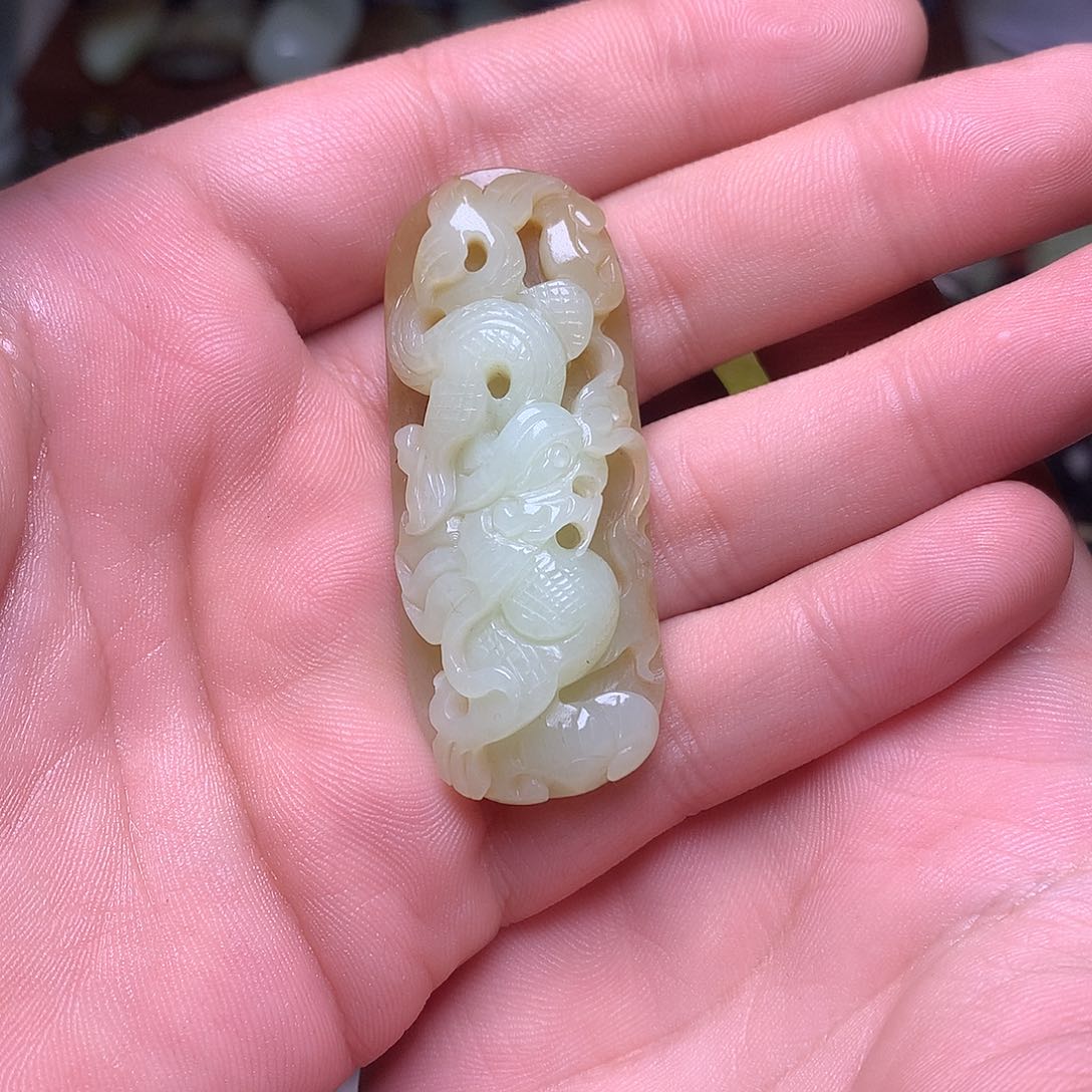 颈饰未镶嵌岫岩老玉（透闪石质玉）